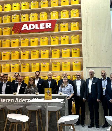 Für die Kunden und Interessenten da: Das ADLER-Team auf der Messe HOLZ in Basel.  | © ADLER