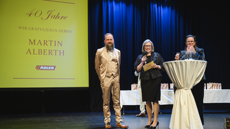 Andrea und Claudia Berghofer (re.) gratulierten Martin Alberth zu 40 Jahren bei ADLER.  | © ADLER