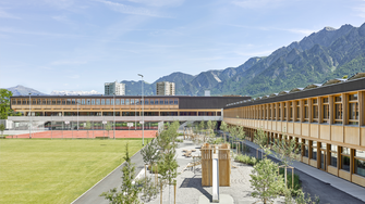 Die mit dem Aquawood-Diamond-System von ADLER veredelten Huber-Fenster verleihen der Schulanlage Fortuna in Chur ein besonders elegantes Aussehen.  | © Seraina Wirz